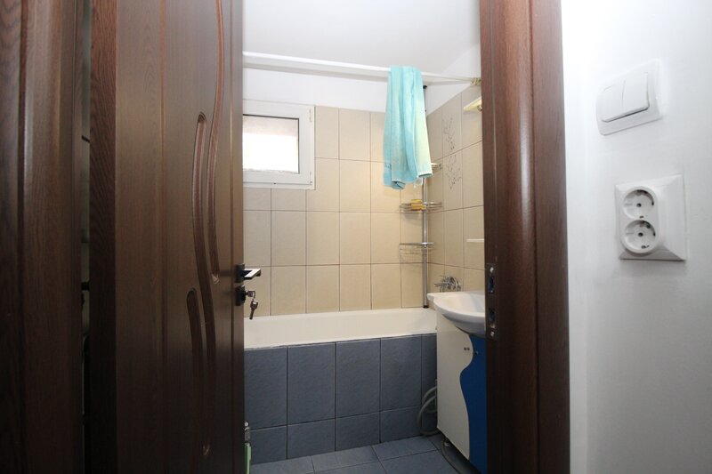 Drumul Taberei, gars. decomandata, etaj 4/10, bloc mixt 1982,