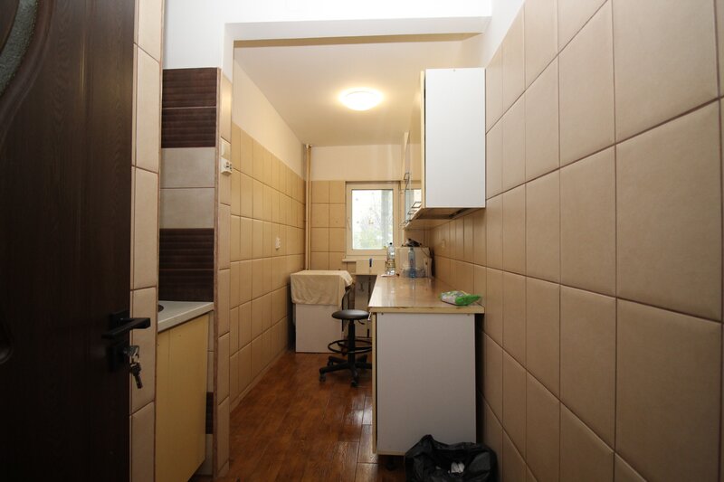 Drumul Taberei, gars. decomandata, etaj 4/10, bloc mixt 1982,