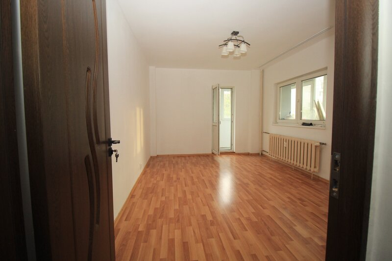 Drumul Taberei, gars. decomandata, etaj 4/10, bloc mixt 1982,