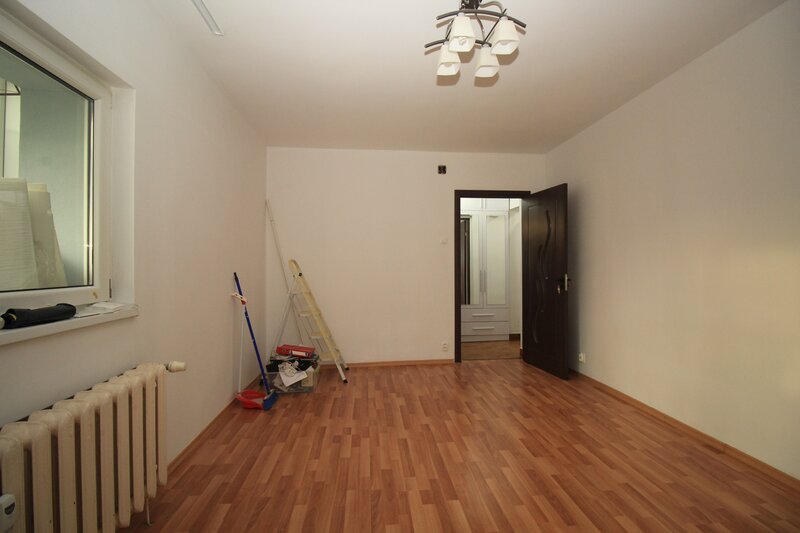 Drumul Taberei, gars. decomandata, etaj 4/10, bloc mixt 1982,